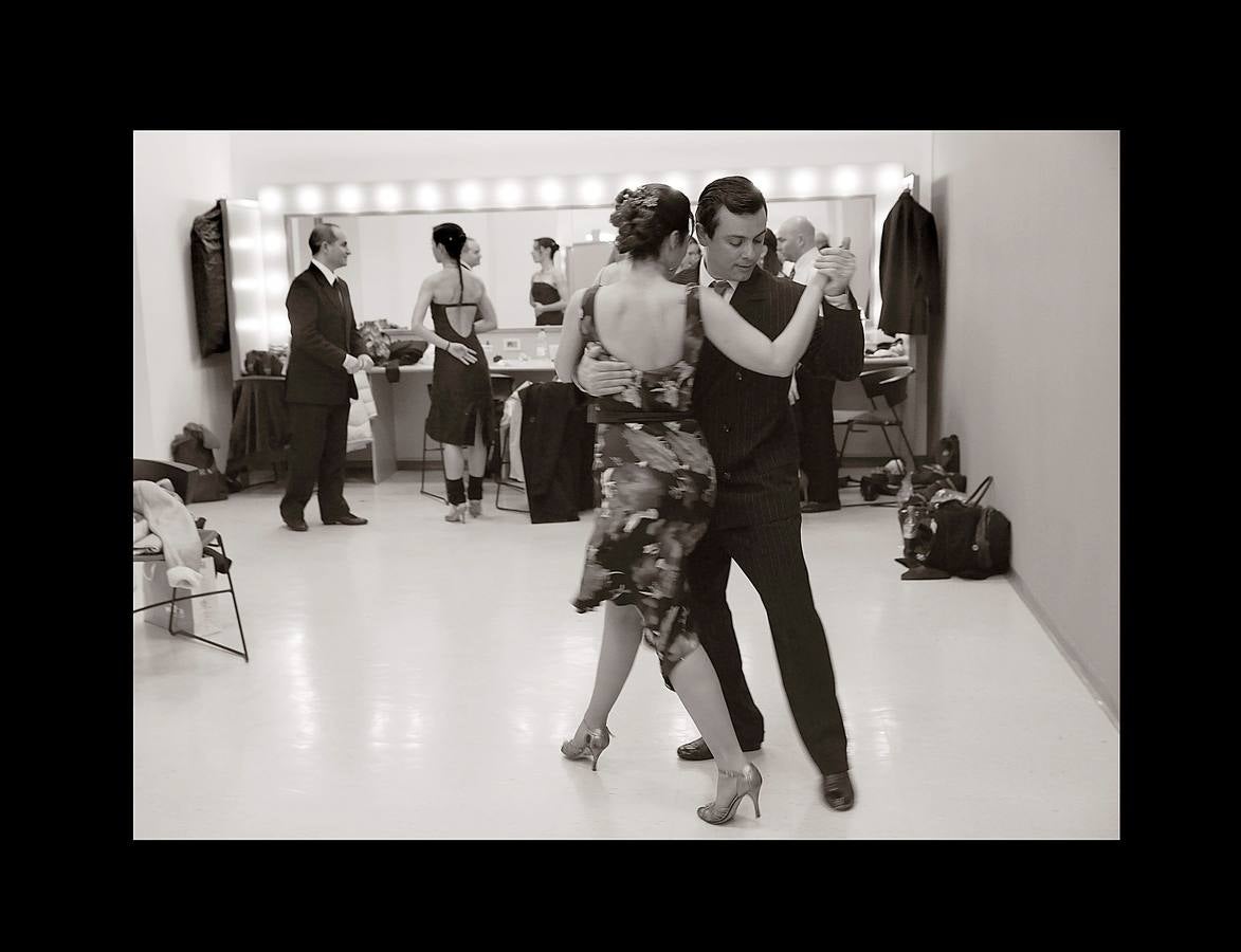 El tango es un estilo musical y de baile nacido en Montevideo y Buenos Aires. En las últimas décadas del siglo XIX esas ciudades comenzaron a vivir un proceso de inmigración, mayoritariamente europea, que modificó sus sociedades. Sus antecedentes musicales son africanos, latinoamericanos y europeos, fusionados de tal modo que resultan irreconocibles. Ahora, los regidores de la capital uruguaya se preparan para lanzar un plan estratégico basado en una evaluación del estado del tango en el país, con el objeto de fortalecer y revivir este arte. Las fotografías muestran un seminario de tango y escenas del Torneo Nacional de Montevideo.