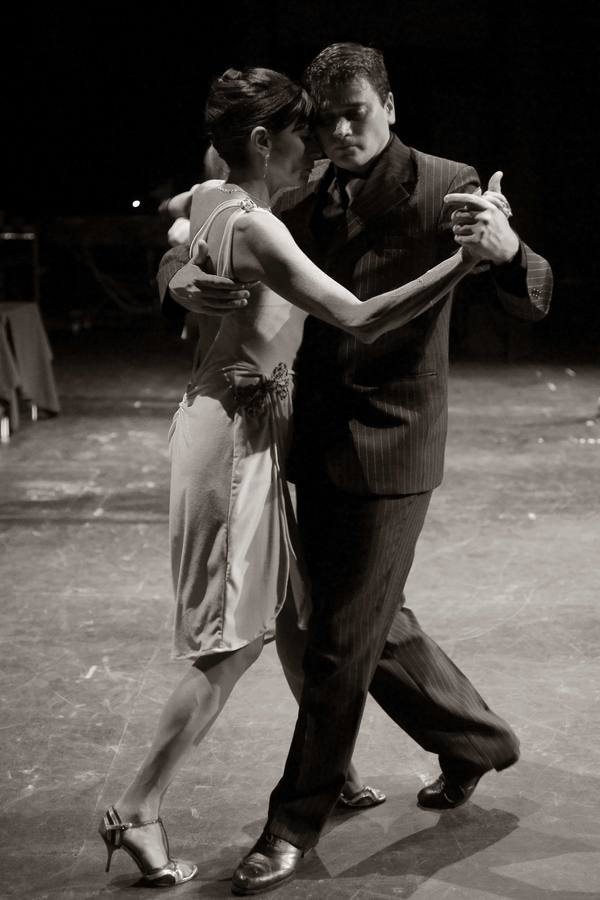 El tango es un estilo musical y de baile nacido en Montevideo y Buenos Aires. En las últimas décadas del siglo XIX esas ciudades comenzaron a vivir un proceso de inmigración, mayoritariamente europea, que modificó sus sociedades. Sus antecedentes musicales son africanos, latinoamericanos y europeos, fusionados de tal modo que resultan irreconocibles. Ahora, los regidores de la capital uruguaya se preparan para lanzar un plan estratégico basado en una evaluación del estado del tango en el país, con el objeto de fortalecer y revivir este arte. Las fotografías muestran un seminario de tango y escenas del Torneo Nacional de Montevideo.