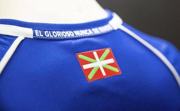 Imagen principal - El Alavés cuelga de su camiseta el eslogan «el Glorioso nunca se rinde»