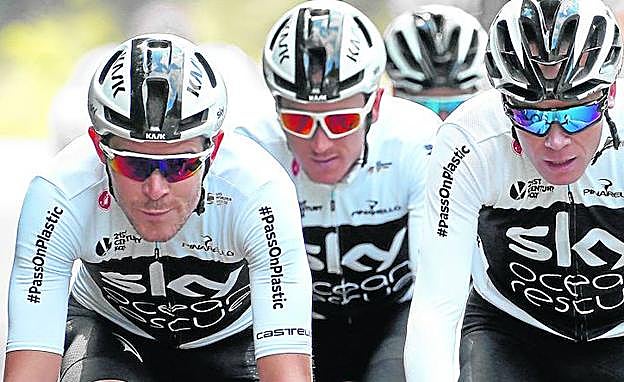 Chris Froome, ayer con el resto de sus compañeros en la sesión de entrenamiento antes de iniciar hoy el Tour.