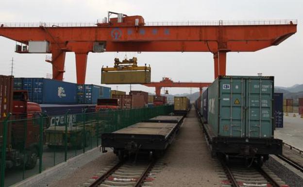 Carga de contenedores en la estación de Yiwu.