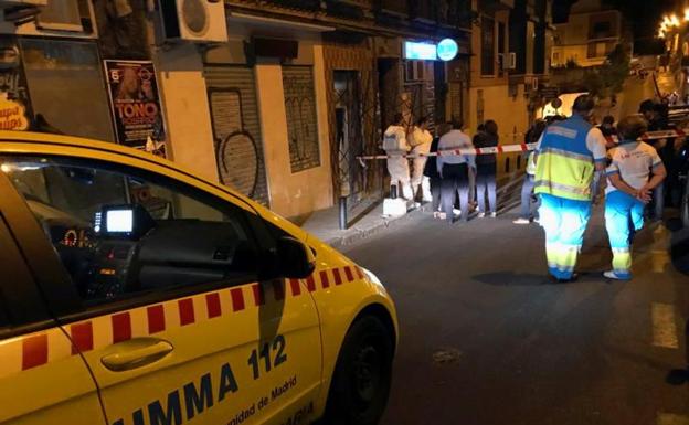 Fotografía facilitada por la Comunidad de Madrid del lugar en el madrileño barrio de Tetuán en el que se ha encontrado a una mujer de 47 años ahorcada. 