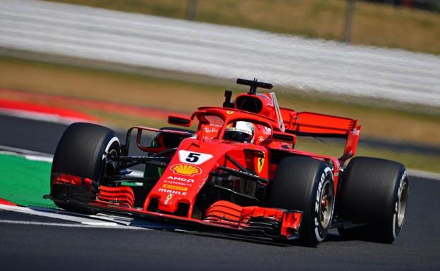 El Ferrari de Sebastian Vettel, rodando sobre el trazado de Silverstone. 