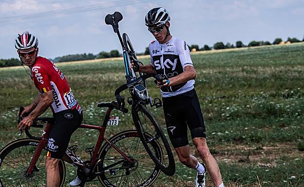 Froome, tras sufrir la caída. 