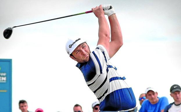 Jon Rahm en el tee del 9, hoyo en el que firmó su sexto y último birdie del día.