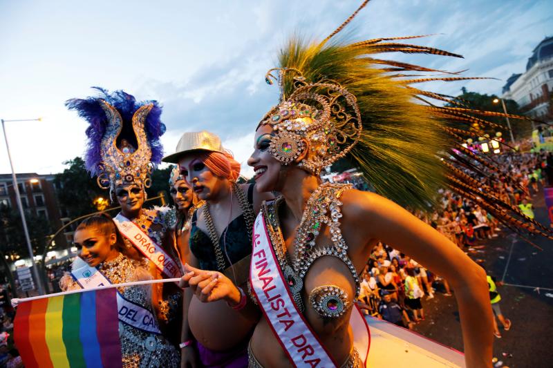 Miles de personas bailaron al ritmo que marcanon las carrozas repletas de ángeles y marineros