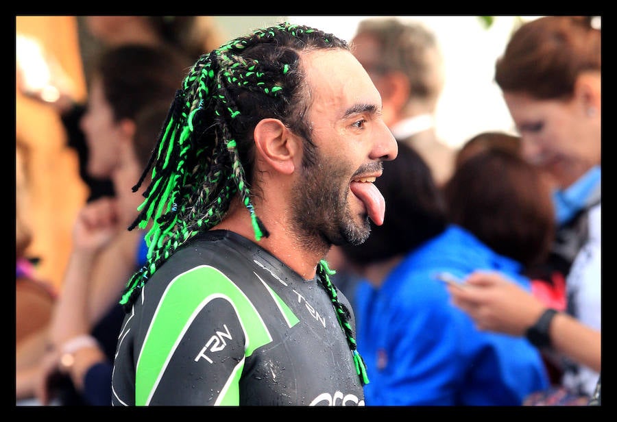 A las 8.30 horas se ha dado el 'pistoletazo' de salida a la primera de las tres pruebas que componen el Triatlón de VItoria. Los triatletas han comenzado su aventura en el parque provincial de Landa. Tras nadar en el embalse de Ullíbarri-Gamboa, han cruzado la Llanada en bicicleta y han acabado recorriendo a pie las calles de Vitoria.