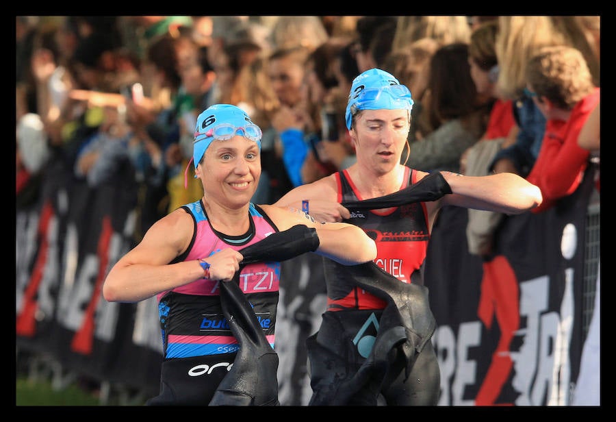 A las 8.30 horas se ha dado el 'pistoletazo' de salida a la primera de las tres pruebas que componen el Triatlón de VItoria. Los triatletas han comenzado su aventura en el parque provincial de Landa. Tras nadar en el embalse de Ullíbarri-Gamboa, han cruzado la Llanada en bicicleta y han acabado recorriendo a pie las calles de Vitoria.