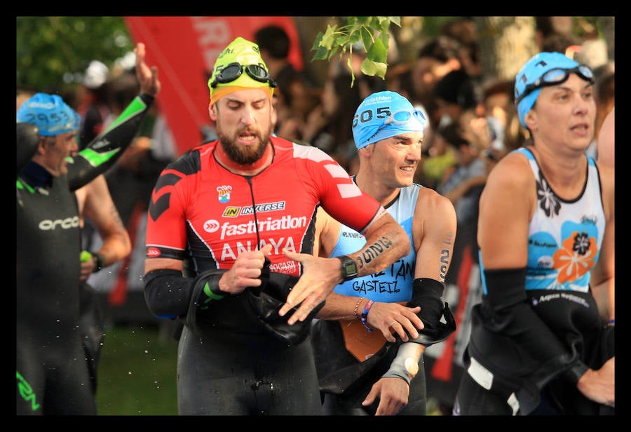 A las 8.30 horas se ha dado el 'pistoletazo' de salida a la primera de las tres pruebas que componen el Triatlón de VItoria. Los triatletas han comenzado su aventura en el parque provincial de Landa. Tras nadar en el embalse de Ullíbarri-Gamboa, han cruzado la Llanada en bicicleta y han acabado recorriendo a pie las calles de Vitoria.