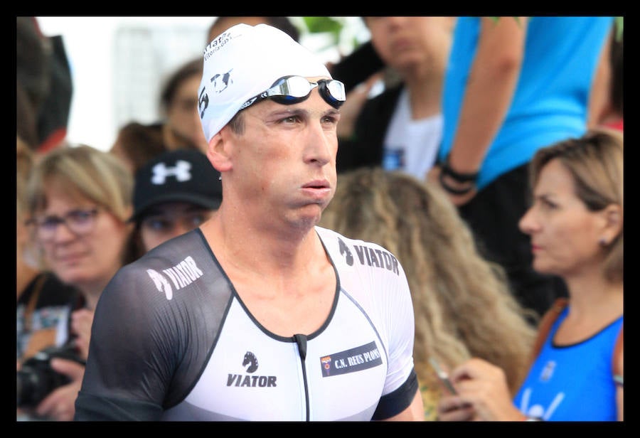 A las 8.30 horas se ha dado el 'pistoletazo' de salida a la primera de las tres pruebas que componen el Triatlón de VItoria. Los triatletas han comenzado su aventura en el parque provincial de Landa. Tras nadar en el embalse de Ullíbarri-Gamboa, han cruzado la Llanada en bicicleta y han acabado recorriendo a pie las calles de Vitoria.