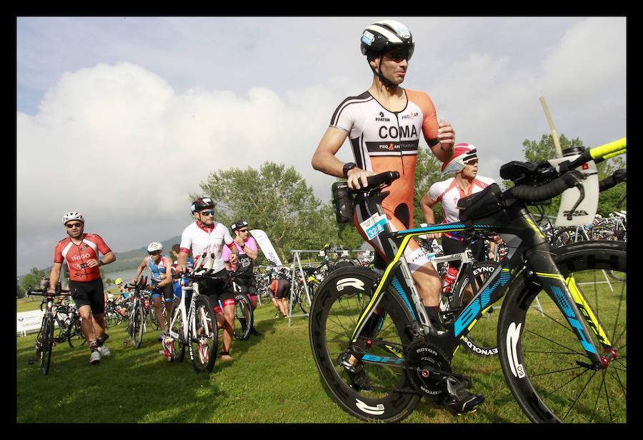 A las 8.30 horas se ha dado el 'pistoletazo' de salida a la primera de las tres pruebas que componen el Triatlón de VItoria. Los triatletas han comenzado su aventura en el parque provincial de Landa. Tras nadar en el embalse de Ullíbarri-Gamboa, han cruzado la Llanada en bicicleta y han acabado recorriendo a pie las calles de Vitoria.