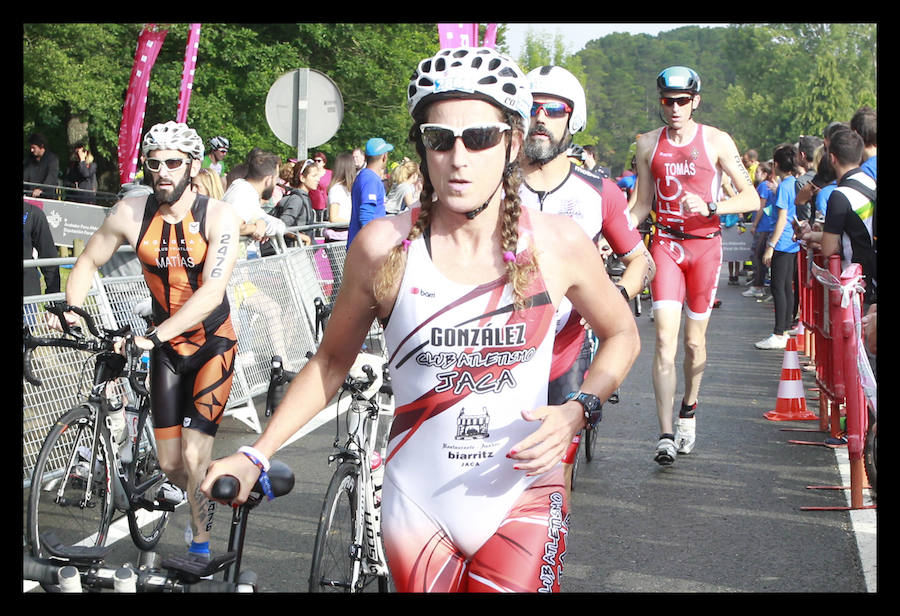 A las 8.30 horas se ha dado el 'pistoletazo' de salida a la primera de las tres pruebas que componen el Triatlón de VItoria. Los triatletas han comenzado su aventura en el parque provincial de Landa. Tras nadar en el embalse de Ullíbarri-Gamboa, han cruzado la Llanada en bicicleta y han acabado recorriendo a pie las calles de Vitoria.