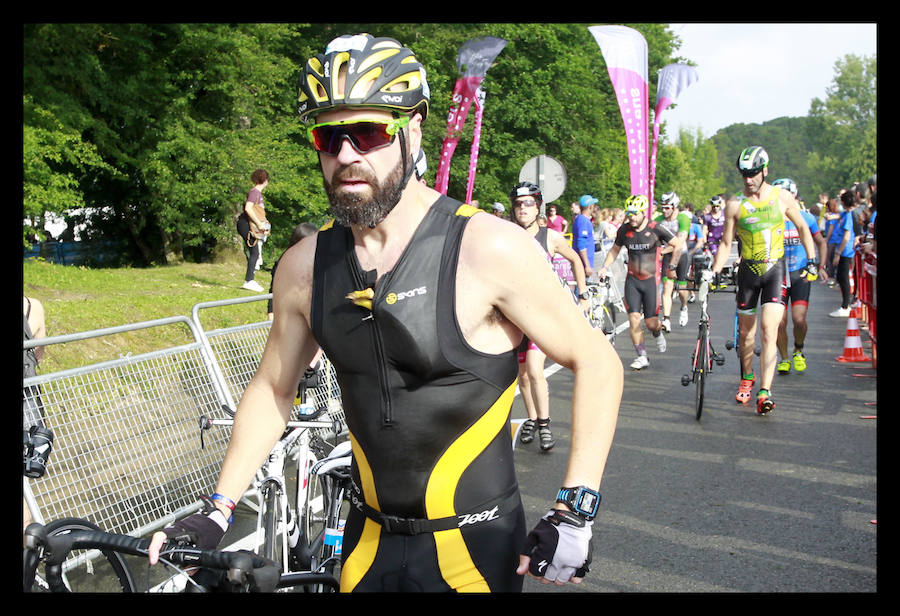 A las 8.30 horas se ha dado el 'pistoletazo' de salida a la primera de las tres pruebas que componen el Triatlón de VItoria. Los triatletas han comenzado su aventura en el parque provincial de Landa. Tras nadar en el embalse de Ullíbarri-Gamboa, han cruzado la Llanada en bicicleta y han acabado recorriendo a pie las calles de Vitoria.