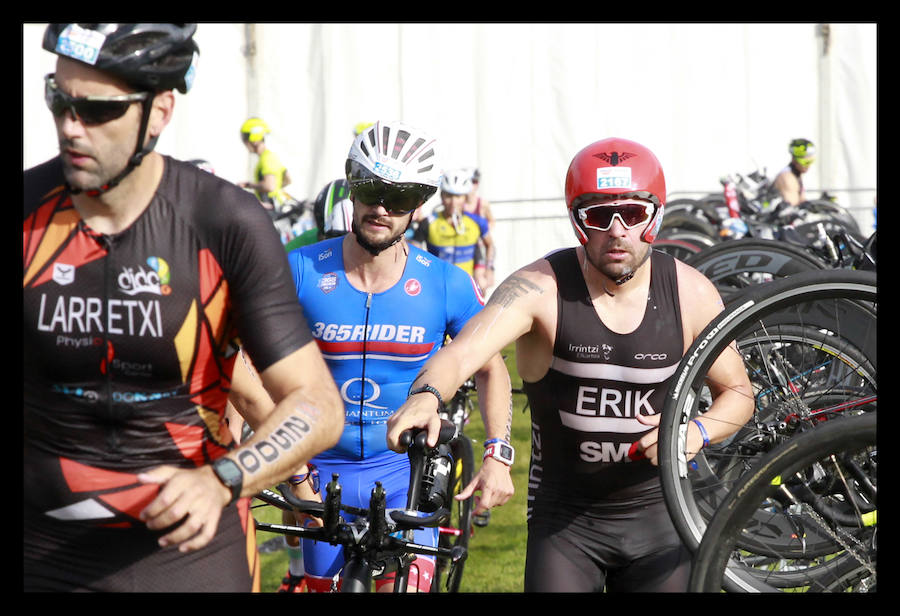 A las 8.30 horas se ha dado el 'pistoletazo' de salida a la primera de las tres pruebas que componen el Triatlón de VItoria. Los triatletas han comenzado su aventura en el parque provincial de Landa. Tras nadar en el embalse de Ullíbarri-Gamboa, han cruzado la Llanada en bicicleta y han acabado recorriendo a pie las calles de Vitoria.