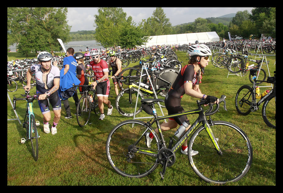 A las 8.30 horas se ha dado el 'pistoletazo' de salida a la primera de las tres pruebas que componen el Triatlón de VItoria. Los triatletas han comenzado su aventura en el parque provincial de Landa. Tras nadar en el embalse de Ullíbarri-Gamboa, han cruzado la Llanada en bicicleta y han acabado recorriendo a pie las calles de Vitoria.