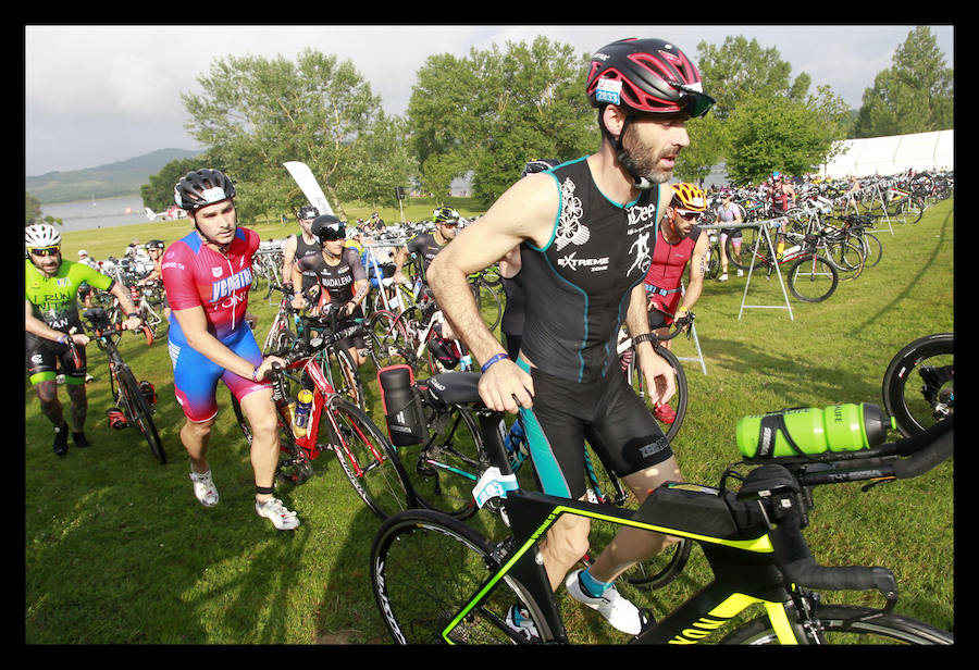 A las 8.30 horas se ha dado el 'pistoletazo' de salida a la primera de las tres pruebas que componen el Triatlón de VItoria. Los triatletas han comenzado su aventura en el parque provincial de Landa. Tras nadar en el embalse de Ullíbarri-Gamboa, han cruzado la Llanada en bicicleta y han acabado recorriendo a pie las calles de Vitoria.