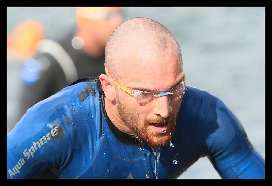 A las 8.30 horas se ha dado el 'pistoletazo' de salida a la primera de las tres pruebas que componen el Triatlón de VItoria. Los triatletas han comenzado su aventura en el parque provincial de Landa. Tras nadar en el embalse de Ullíbarri-Gamboa, han cruzado la Llanada en bicicleta y han acabado recorriendo a pie las calles de Vitoria.