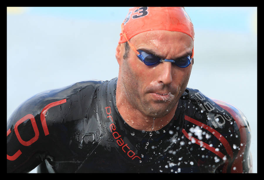 A las 8.30 horas se ha dado el 'pistoletazo' de salida a la primera de las tres pruebas que componen el Triatlón de VItoria. Los triatletas han comenzado su aventura en el parque provincial de Landa. Tras nadar en el embalse de Ullíbarri-Gamboa, han cruzado la Llanada en bicicleta y han acabado recorriendo a pie las calles de Vitoria.