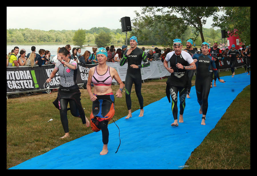 A las 8.30 horas se ha dado el 'pistoletazo' de salida a la primera de las tres pruebas que componen el Triatlón de VItoria. Los triatletas han comenzado su aventura en el parque provincial de Landa. Tras nadar en el embalse de Ullíbarri-Gamboa, han cruzado la Llanada en bicicleta y han acabado recorriendo a pie las calles de Vitoria.