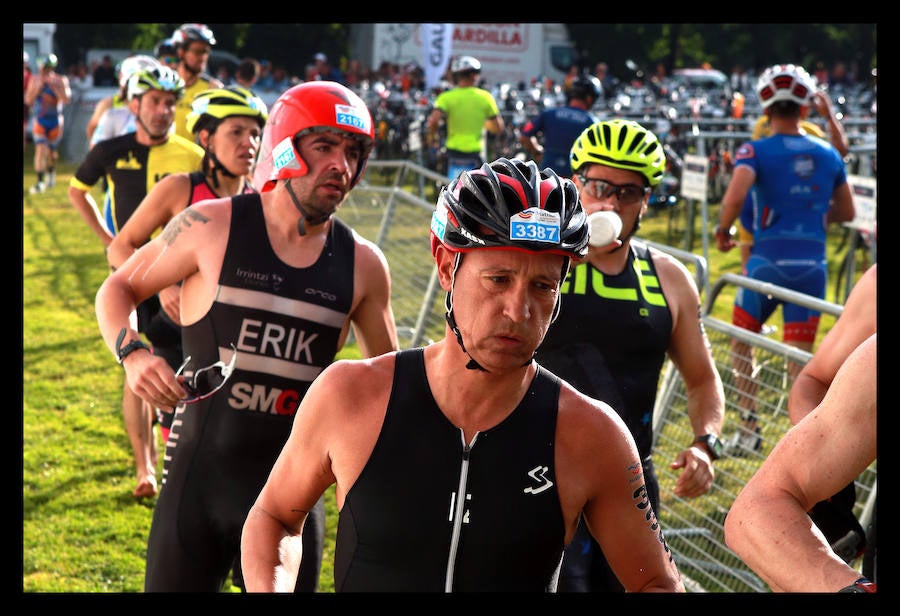 A las 8.30 horas se ha dado el 'pistoletazo' de salida a la primera de las tres pruebas que componen el Triatlón de VItoria. Los triatletas han comenzado su aventura en el parque provincial de Landa. Tras nadar en el embalse de Ullíbarri-Gamboa, han cruzado la Llanada en bicicleta y han acabado recorriendo a pie las calles de Vitoria.