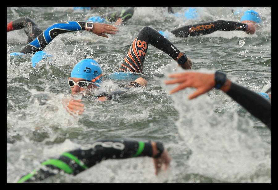 A las 8.30 horas se ha dado el 'pistoletazo' de salida a la primera de las tres pruebas que componen el Triatlón de VItoria.