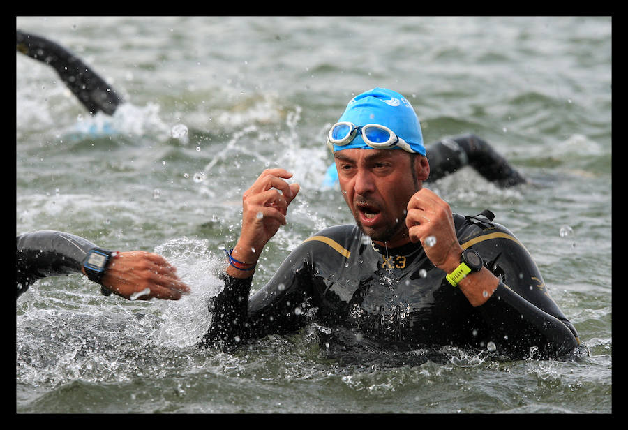 A las 8.30 horas se ha dado el 'pistoletazo' de salida a la primera de las tres pruebas que componen el Triatlón de VItoria.