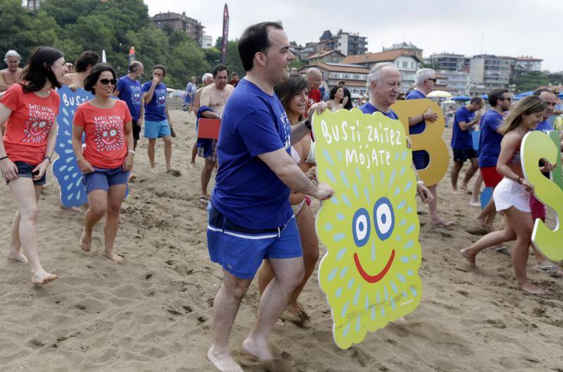 Miles de vascos se mojan en playas y piscinas en solidaridad con los pacientes afectados por esta enfermedad neurodegenerativa, en una jornada tan reivindicativa como festiva