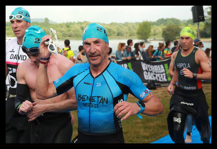 A las 8.30 horas se ha dado el 'pistoletazo' de salida a la primera de las tres pruebas que componen el Triatlón de VItoria. Los triatletas han comenzado su aventura en el parque provincial de Landa. Tras nadar en el embalse de Ullíbarri-Gamboa, han cruzado la Llanada en bicicleta y han acabado recorriendo a pie las calles de Vitoria.