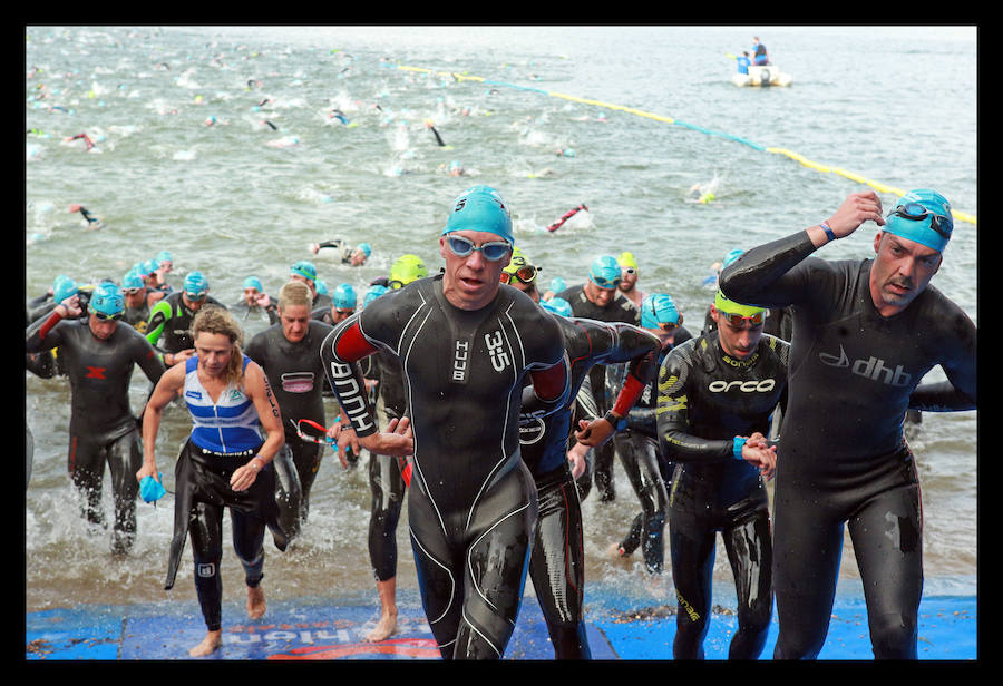 A las 8.30 horas se ha dado el 'pistoletazo' de salida a la primera de las tres pruebas que componen el Triatlón de VItoria. Los triatletas han comenzado su aventura en el parque provincial de Landa. Tras nadar en el embalse de Ullíbarri-Gamboa, han cruzado la Llanada en bicicleta y han acabado recorriendo a pie las calles de Vitoria.