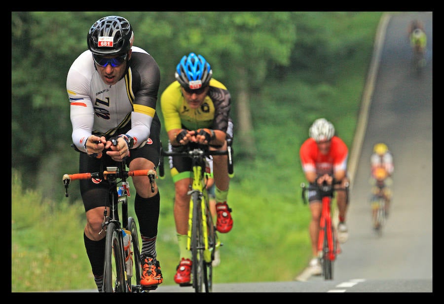 A las 8.30 horas se ha dado el 'pistoletazo' de salida a la primera de las tres pruebas que componen el Triatlón de VItoria. Los triatletas han comenzado su aventura en el parque provincial de Landa. Tras nadar en el embalse de Ullíbarri-Gamboa, han cruzado la Llanada en bicicleta y han acabado recorriendo a pie las calles de Vitoria.