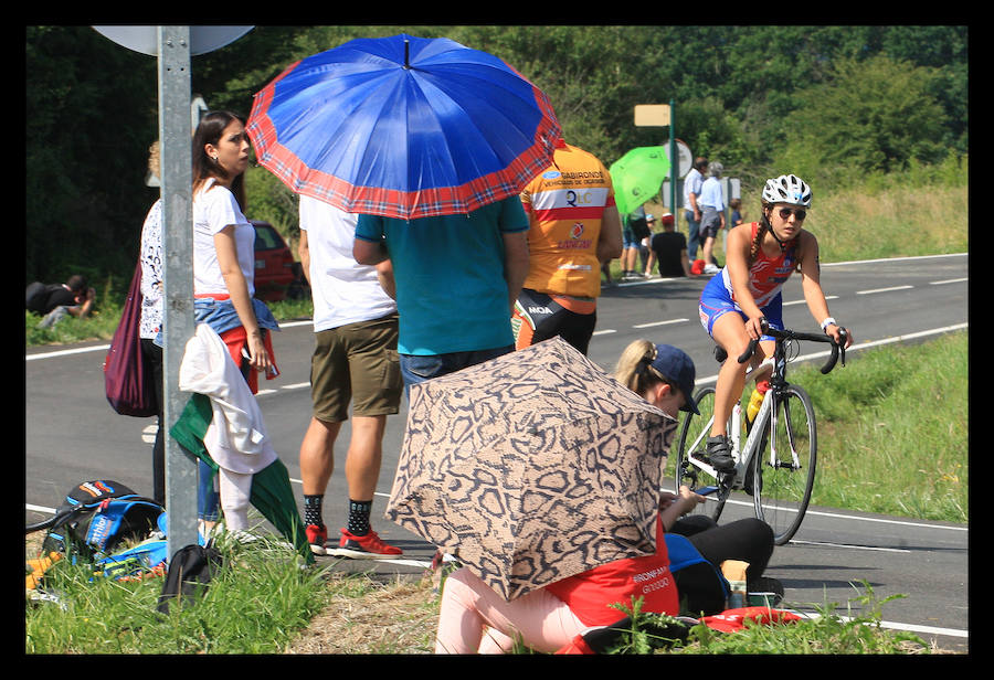 A las 8.30 horas se ha dado el 'pistoletazo' de salida a la primera de las tres pruebas que componen el Triatlón de VItoria. Los triatletas han comenzado su aventura en el parque provincial de Landa. Tras nadar en el embalse de Ullíbarri-Gamboa, han cruzado la Llanada en bicicleta y han acabado recorriendo a pie las calles de Vitoria.