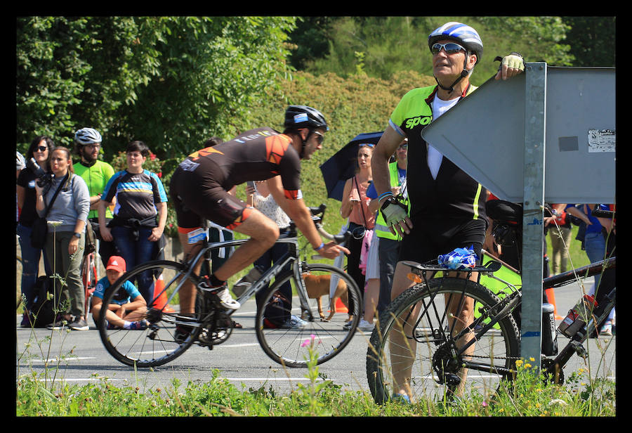 A las 8.30 horas se ha dado el 'pistoletazo' de salida a la primera de las tres pruebas que componen el Triatlón de VItoria. Los triatletas han comenzado su aventura en el parque provincial de Landa. Tras nadar en el embalse de Ullíbarri-Gamboa, han cruzado la Llanada en bicicleta y han acabado recorriendo a pie las calles de Vitoria.