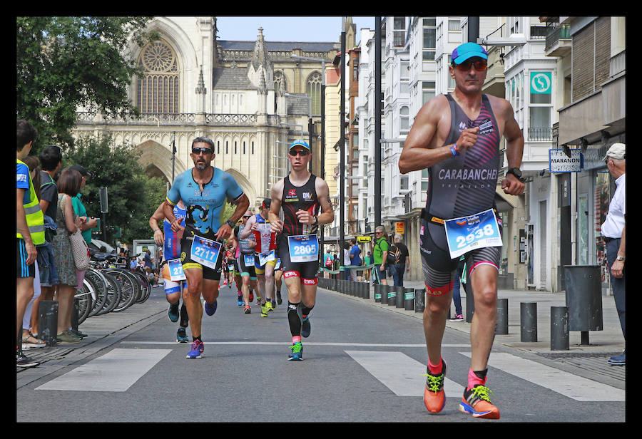 A las 8.30 horas se ha dado el 'pistoletazo' de salida a la primera de las tres pruebas que componen el Triatlón de VItoria. Los triatletas han comenzado su aventura en el parque provincial de Landa. Tras nadar en el embalse de Ullíbarri-Gamboa, han cruzado la Llanada en bicicleta y han acabado recorriendo a pie las calles de Vitoria.