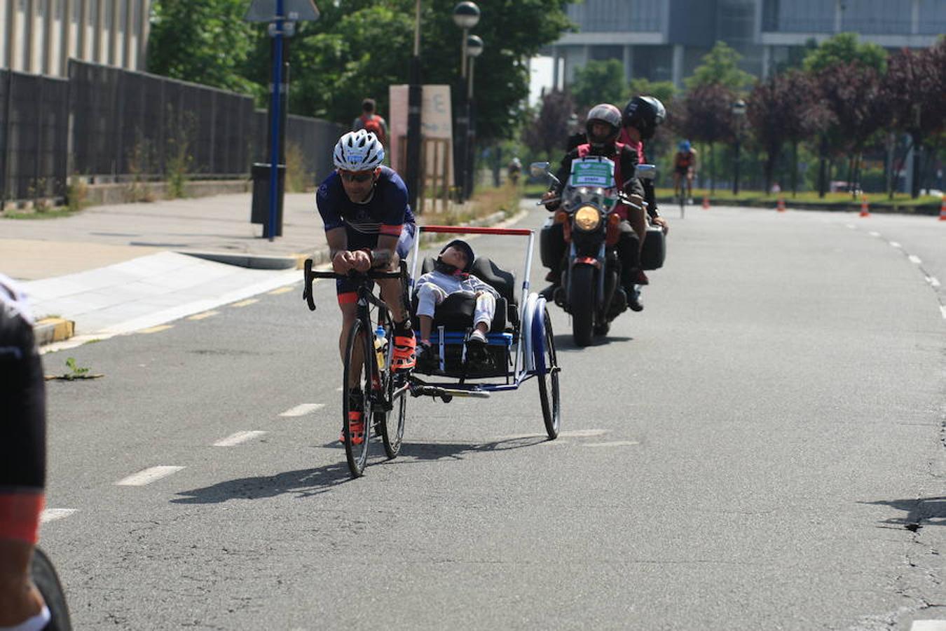 El veterano triatleta Hektor Llano arrastra durante el recorrido de la joven, que tiene un 97% de discapacidad y necesita una nueva silla