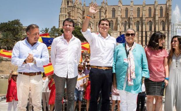 Joan Mesquida, a la izquierda, junto con Manuel Valls y Albert Rivera.