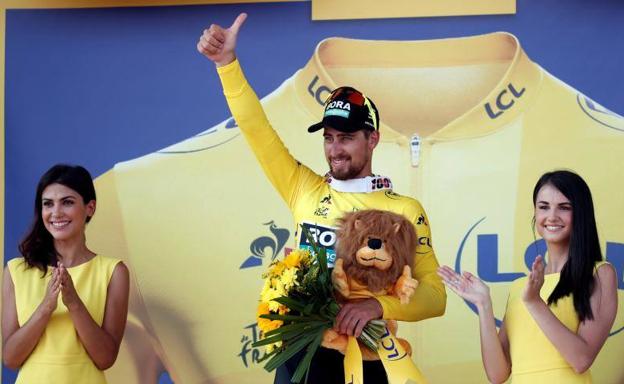 Peter Sagan, en el podio vestido con el maillot de líder del Tour.