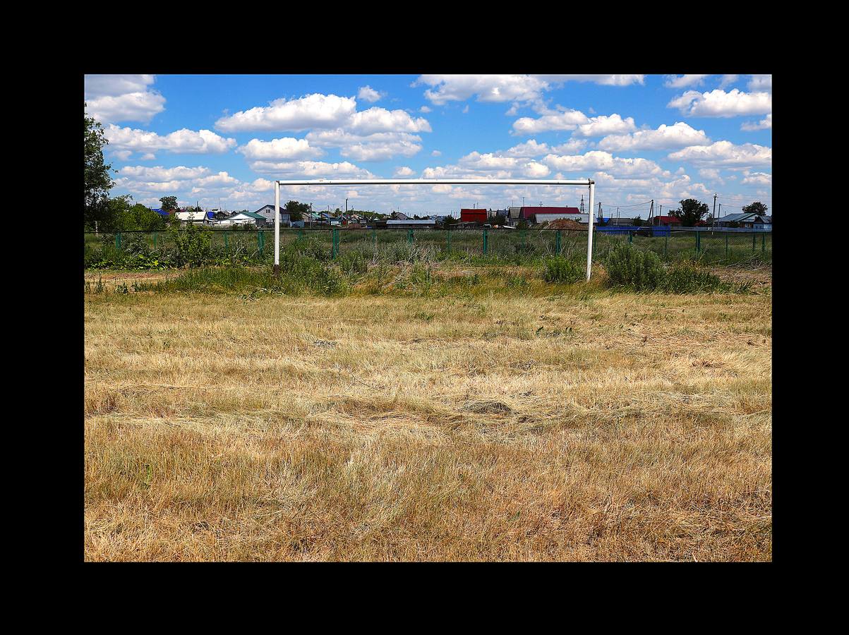 En Aleksandrovka, una aldea de 1.500 habitantes, el campo de fútbol está en el centro de muchas relaciones. Bajo la mirada firme de Lenin, el pequeño campo construido hace cinco años como regalo de la ciudad de Samara sirve a la comunidad para que los jóvenes imiten las habilidades de sus héroes del balón. Sin embargo, para algunos campesinos de la región, la Copa del Mundo es su primer encuentro con el fútbol. Irina Aleekseva, que vive sola en una vieja casa de madera (aparece desplumando una gallina), ha visto las noticias para conocer el juego y relacionarse con sus nietos, que la visitan para ayudarla con la granja. «Debería ser una abuela moderna y saber quiénes son Ronaldo y Messi».