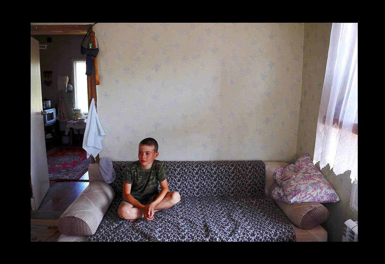 En Aleksandrovka, una aldea de 1.500 habitantes, el campo de fútbol está en el centro de muchas relaciones. Bajo la mirada firme de Lenin, el pequeño campo construido hace cinco años como regalo de la ciudad de Samara sirve a la comunidad para que los jóvenes imiten las habilidades de sus héroes del balón. Sin embargo, para algunos campesinos de la región, la Copa del Mundo es su primer encuentro con el fútbol. Irina Aleekseva, que vive sola en una vieja casa de madera (aparece desplumando una gallina), ha visto las noticias para conocer el juego y relacionarse con sus nietos, que la visitan para ayudarla con la granja. «Debería ser una abuela moderna y saber quiénes son Ronaldo y Messi».