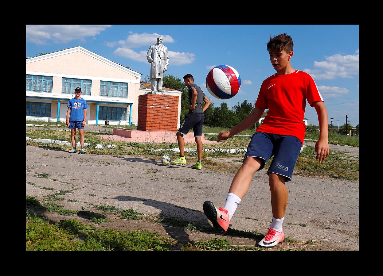 En Aleksandrovka, una aldea de 1.500 habitantes, el campo de fútbol está en el centro de muchas relaciones. Bajo la mirada firme de Lenin, el pequeño campo construido hace cinco años como regalo de la ciudad de Samara sirve a la comunidad para que los jóvenes imiten las habilidades de sus héroes del balón. Sin embargo, para algunos campesinos de la región, la Copa del Mundo es su primer encuentro con el fútbol. Irina Aleekseva, que vive sola en una vieja casa de madera (aparece desplumando una gallina), ha visto las noticias para conocer el juego y relacionarse con sus nietos, que la visitan para ayudarla con la granja. «Debería ser una abuela moderna y saber quiénes son Ronaldo y Messi».
