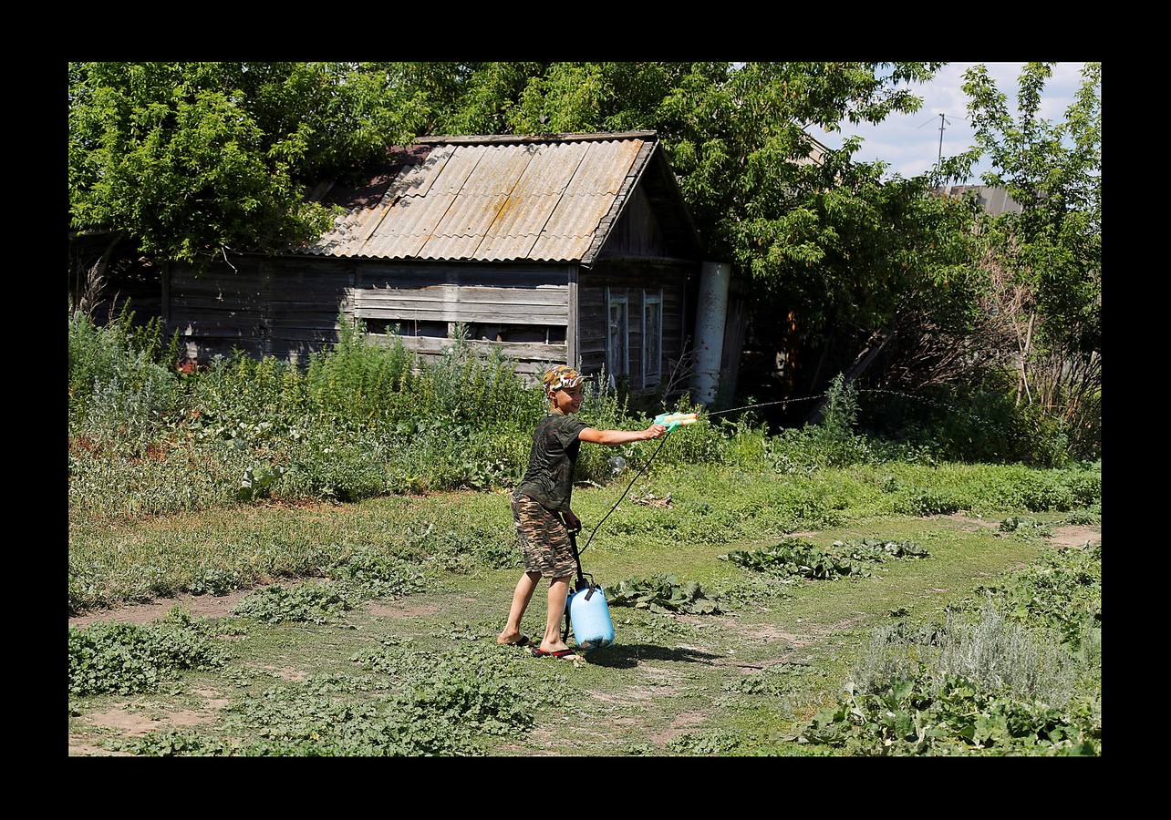En Aleksandrovka, una aldea de 1.500 habitantes, el campo de fútbol está en el centro de muchas relaciones. Bajo la mirada firme de Lenin, el pequeño campo construido hace cinco años como regalo de la ciudad de Samara sirve a la comunidad para que los jóvenes imiten las habilidades de sus héroes del balón. Sin embargo, para algunos campesinos de la región, la Copa del Mundo es su primer encuentro con el fútbol. Irina Aleekseva, que vive sola en una vieja casa de madera (aparece desplumando una gallina), ha visto las noticias para conocer el juego y relacionarse con sus nietos, que la visitan para ayudarla con la granja. «Debería ser una abuela moderna y saber quiénes son Ronaldo y Messi».