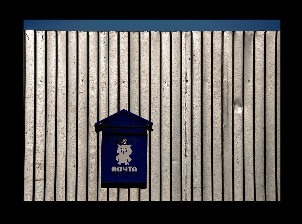 En Aleksandrovka, una aldea de 1.500 habitantes, el campo de fútbol está en el centro de muchas relaciones. Bajo la mirada firme de Lenin, el pequeño campo construido hace cinco años como regalo de la ciudad de Samara sirve a la comunidad para que los jóvenes imiten las habilidades de sus héroes del balón. Sin embargo, para algunos campesinos de la región, la Copa del Mundo es su primer encuentro con el fútbol. Irina Aleekseva, que vive sola en una vieja casa de madera (aparece desplumando una gallina), ha visto las noticias para conocer el juego y relacionarse con sus nietos, que la visitan para ayudarla con la granja. «Debería ser una abuela moderna y saber quiénes son Ronaldo y Messi».