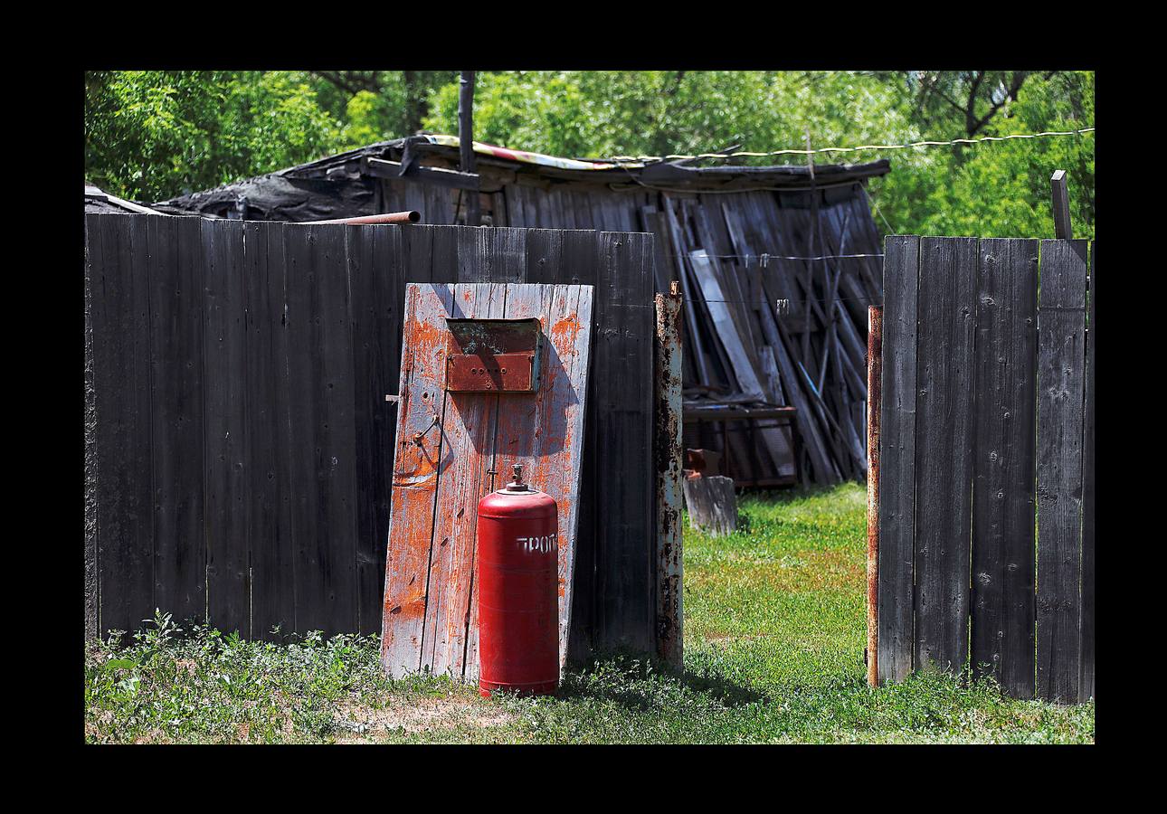 En Aleksandrovka, una aldea de 1.500 habitantes, el campo de fútbol está en el centro de muchas relaciones. Bajo la mirada firme de Lenin, el pequeño campo construido hace cinco años como regalo de la ciudad de Samara sirve a la comunidad para que los jóvenes imiten las habilidades de sus héroes del balón. Sin embargo, para algunos campesinos de la región, la Copa del Mundo es su primer encuentro con el fútbol. Irina Aleekseva, que vive sola en una vieja casa de madera (aparece desplumando una gallina), ha visto las noticias para conocer el juego y relacionarse con sus nietos, que la visitan para ayudarla con la granja. «Debería ser una abuela moderna y saber quiénes son Ronaldo y Messi».