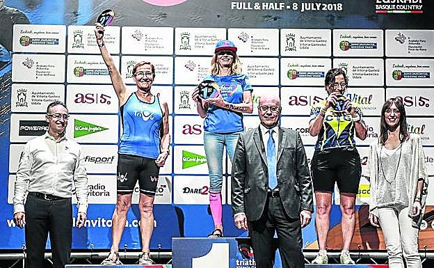 Vencedoras del grupo 60-64 años, con el premio de EL CORREO. 