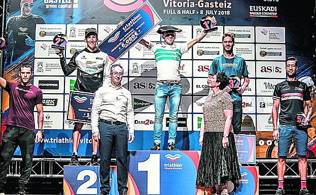 Los cinco ganadores en la distancia full posan con sus trofeos. 