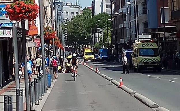 Otro triatleta es atendido por los servicios de emergencia en la calle Francia.