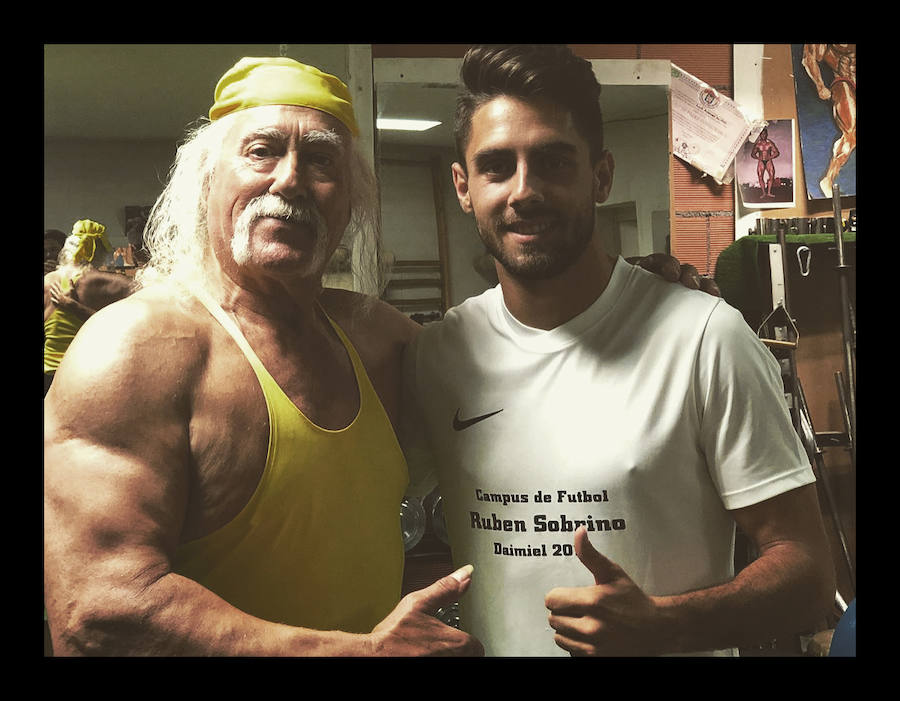 Rubén Sobrino junto al «Hulk Hogan de Madridejos»