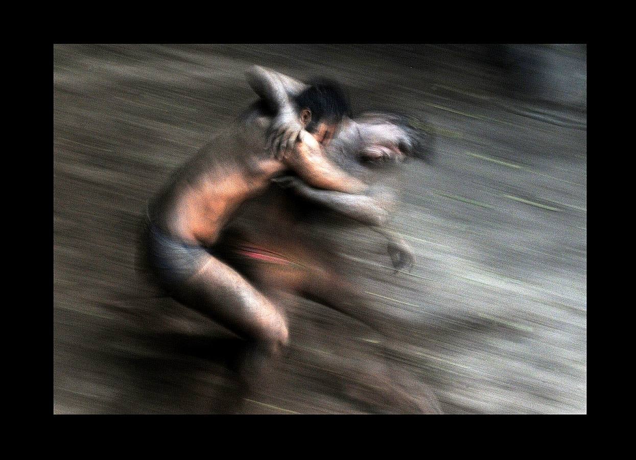 El milenario arte del 'kushti', o lucha india tradicional, sigue vivo en los gimnasios 'akhara', diseminados por el país y en Pakistán. Sus practicantes viven y entrenan juntos y tienen reglas estrictas porque el akhara (campo de lucha con tierra sagrada), es uno de los pocos lugares donde los hombres de diferentes castas se consideran iguales. La mayoría están asociados con un gurú o maestro, que entrena a los luchadores con la ayuda de otros de más edad y los insta a llevar una vida de disciplina y celibato. El kuhsti no es sólo un deporte y un arte, es una antigua subcultura considerada precursora de la lucha libre.