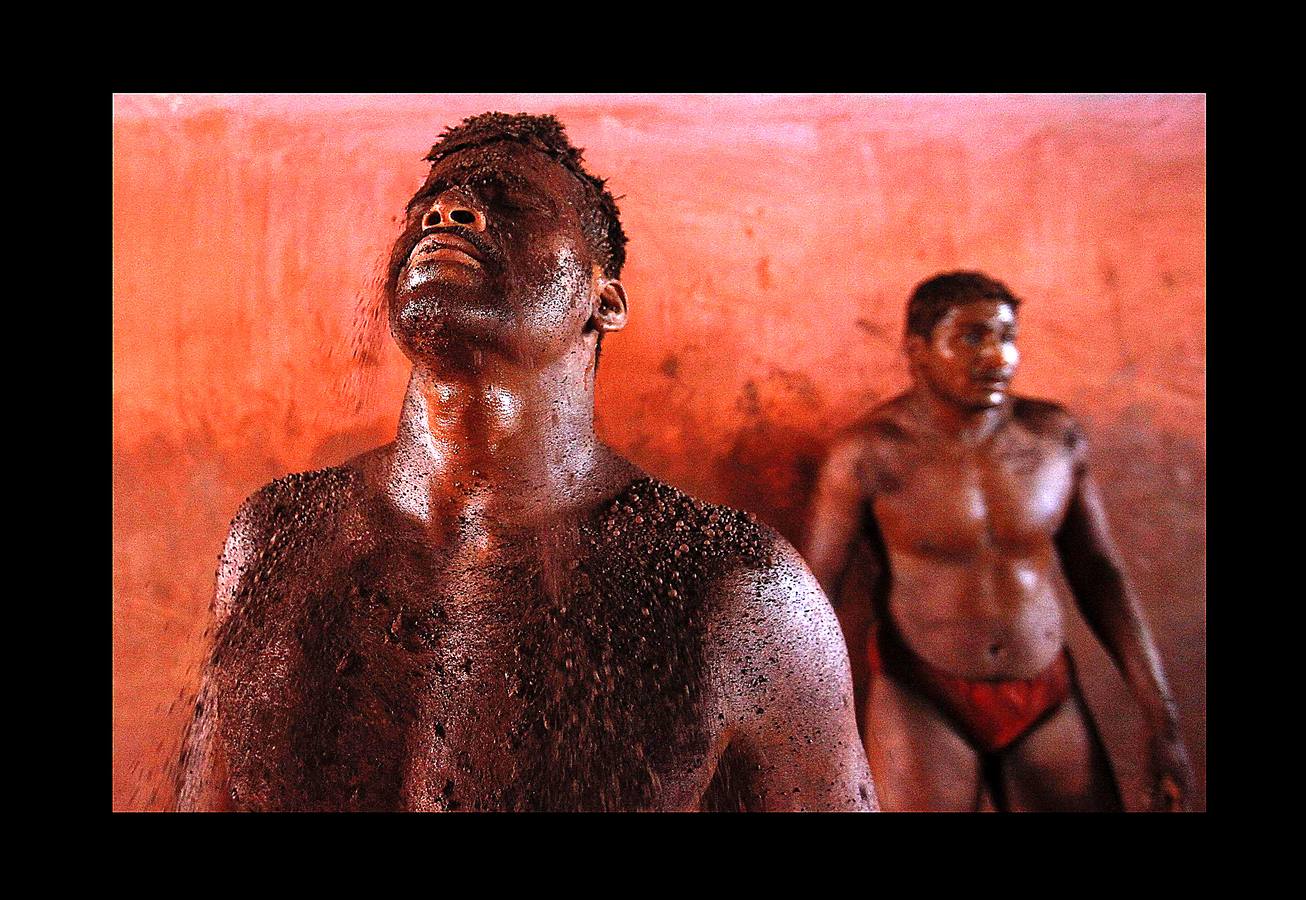 El milenario arte del 'kushti', o lucha india tradicional, sigue vivo en los gimnasios 'akhara', diseminados por el país y en Pakistán. Sus practicantes viven y entrenan juntos y tienen reglas estrictas porque el akhara (campo de lucha con tierra sagrada), es uno de los pocos lugares donde los hombres de diferentes castas se consideran iguales. La mayoría están asociados con un gurú o maestro, que entrena a los luchadores con la ayuda de otros de más edad y los insta a llevar una vida de disciplina y celibato. El kuhsti no es sólo un deporte y un arte, es una antigua subcultura considerada precursora de la lucha libre.