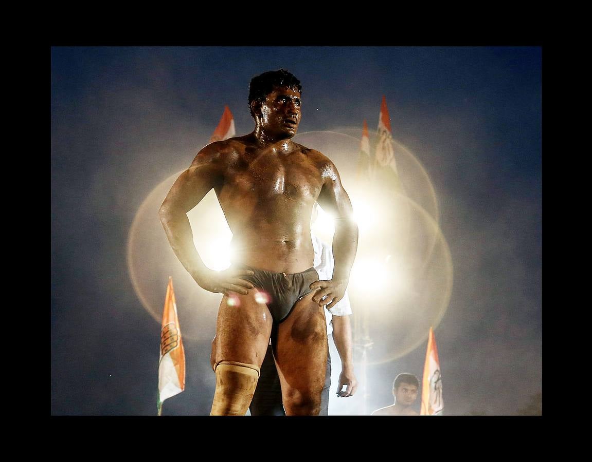 El milenario arte del 'kushti', o lucha india tradicional, sigue vivo en los gimnasios 'akhara', diseminados por el país y en Pakistán. Sus practicantes viven y entrenan juntos y tienen reglas estrictas porque el akhara (campo de lucha con tierra sagrada), es uno de los pocos lugares donde los hombres de diferentes castas se consideran iguales. La mayoría están asociados con un gurú o maestro, que entrena a los luchadores con la ayuda de otros de más edad y los insta a llevar una vida de disciplina y celibato. El kuhsti no es sólo un deporte y un arte, es una antigua subcultura considerada precursora de la lucha libre.