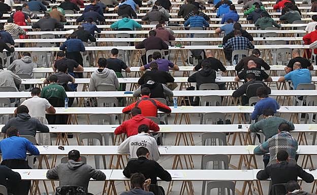 Opositores de bomberos durante las pruebas teóricas en el Iradier Arena